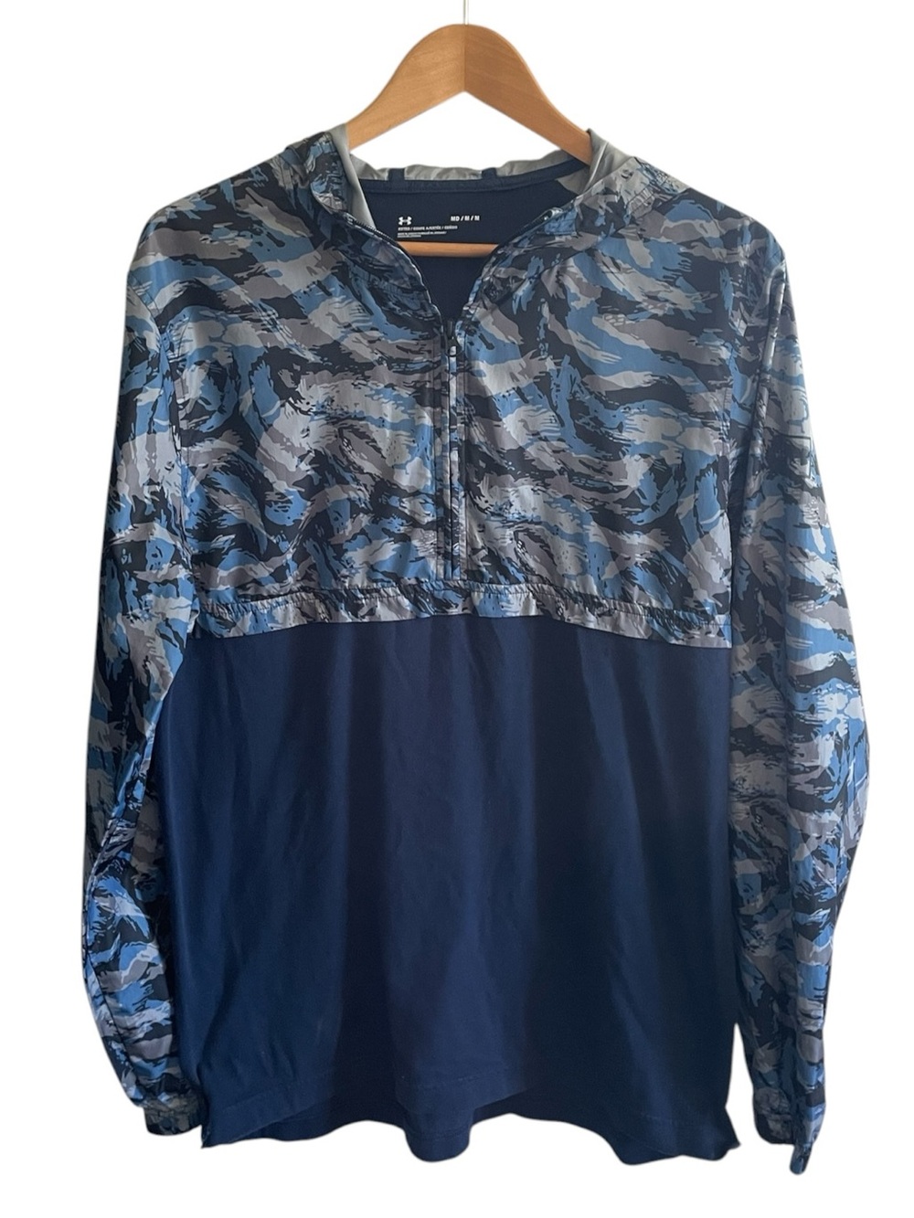 I1- Under Armour Women’s Medium windbreaker Camo & Navy Quarter-Zip Pullover